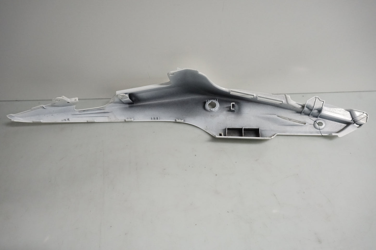 Snett nerifrån på Bakvinge från en Honda CB 500 F -2013 motorcykel.