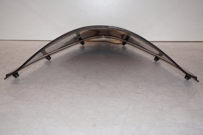 Snett uppifrån på Vindruta från en Kawasaki ZZ-R 1400 -2010 motorcykel.