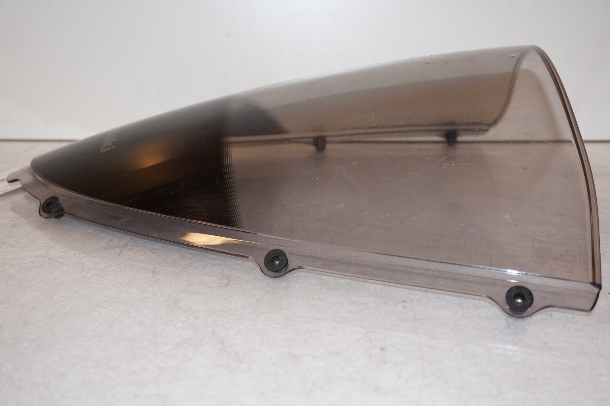 Snett nerifrån på Vindruta från en Kawasaki ZZ-R 1400 -2010 motorcykel.