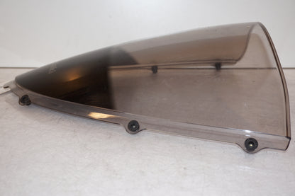 Snett nerifrån på Vindruta från en Kawasaki ZZ-R 1400 -2010 motorcykel.