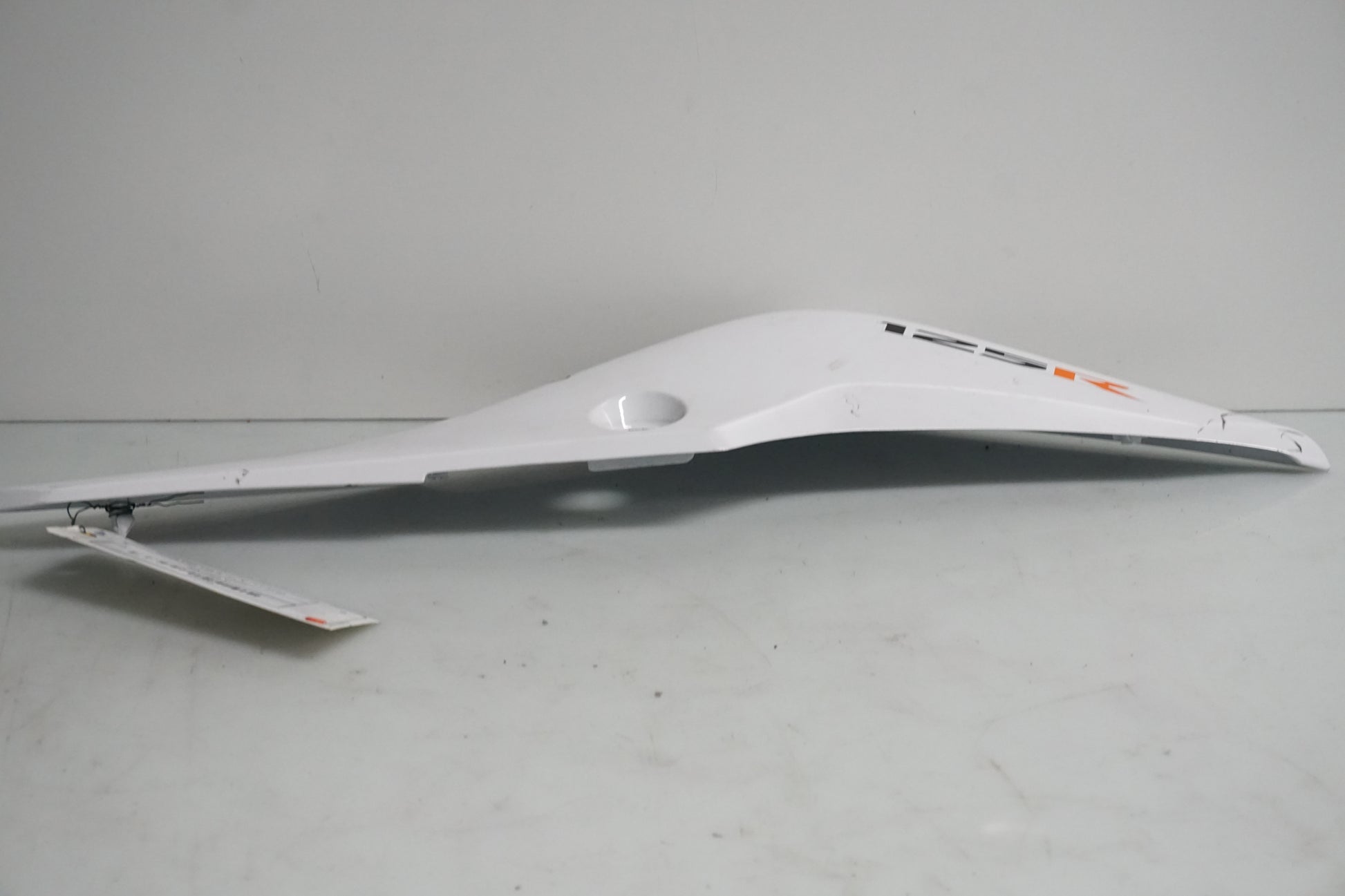 Baksidan på Bakvinge från en Honda CBR 125 R -2011 motorcykel.