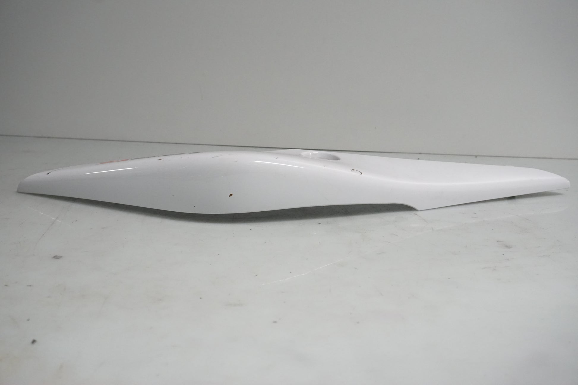 Vänster sida på Bakvinge från en Honda CBR 125 R -2011 motorcykel.