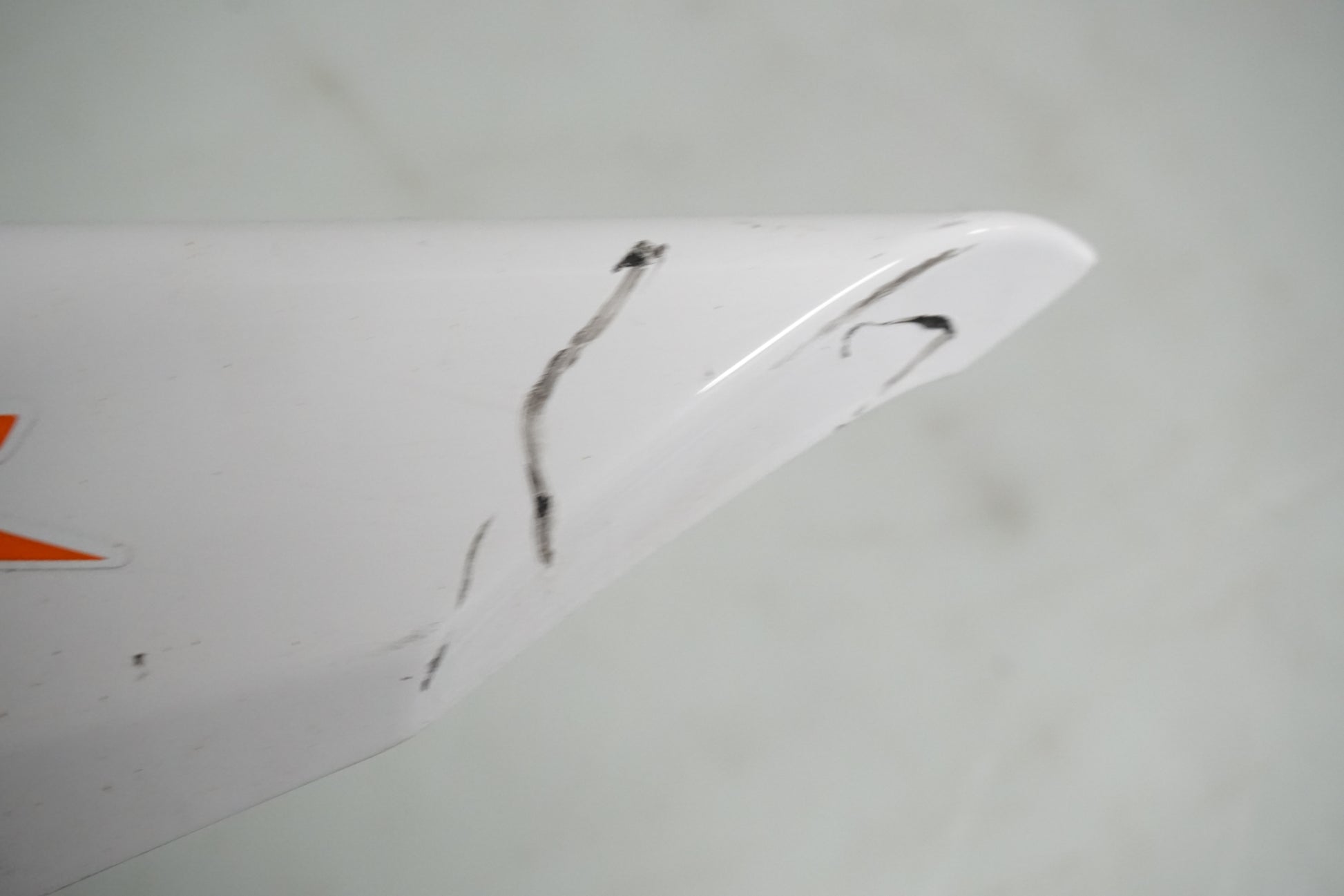 Snett nerifrån på Bakvinge från en Honda CBR 125 R -2011 motorcykel.