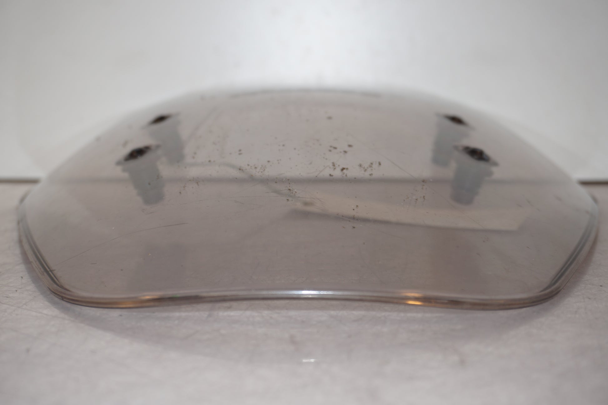 Vänster sida på Vindruta från en Kawasaki Versys 650 -2007 motorcykel.