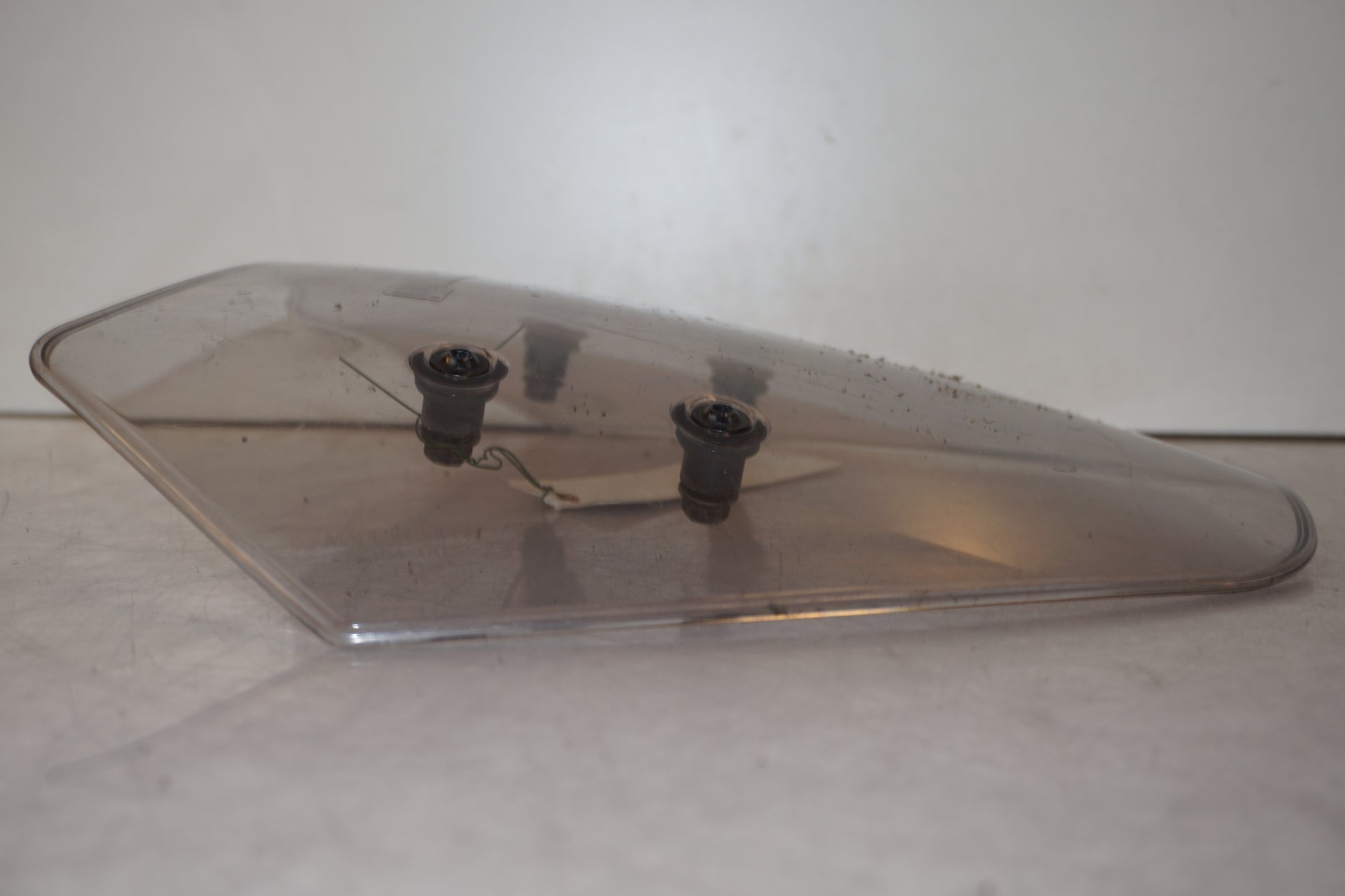 Snett uppifrån på Vindruta från en Kawasaki Versys 650 -2007 motorcykel.