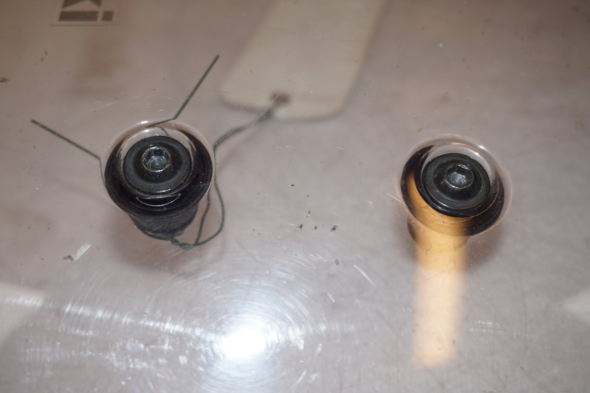 Snett nerifrån på Vindruta från en Kawasaki Versys 650 -2007 motorcykel.