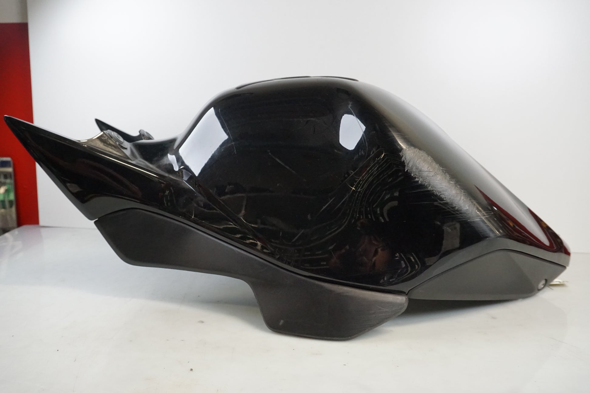 Höger sida på Bensintankskåpa från en Honda CBR 1000 F -1987 motorcykel.