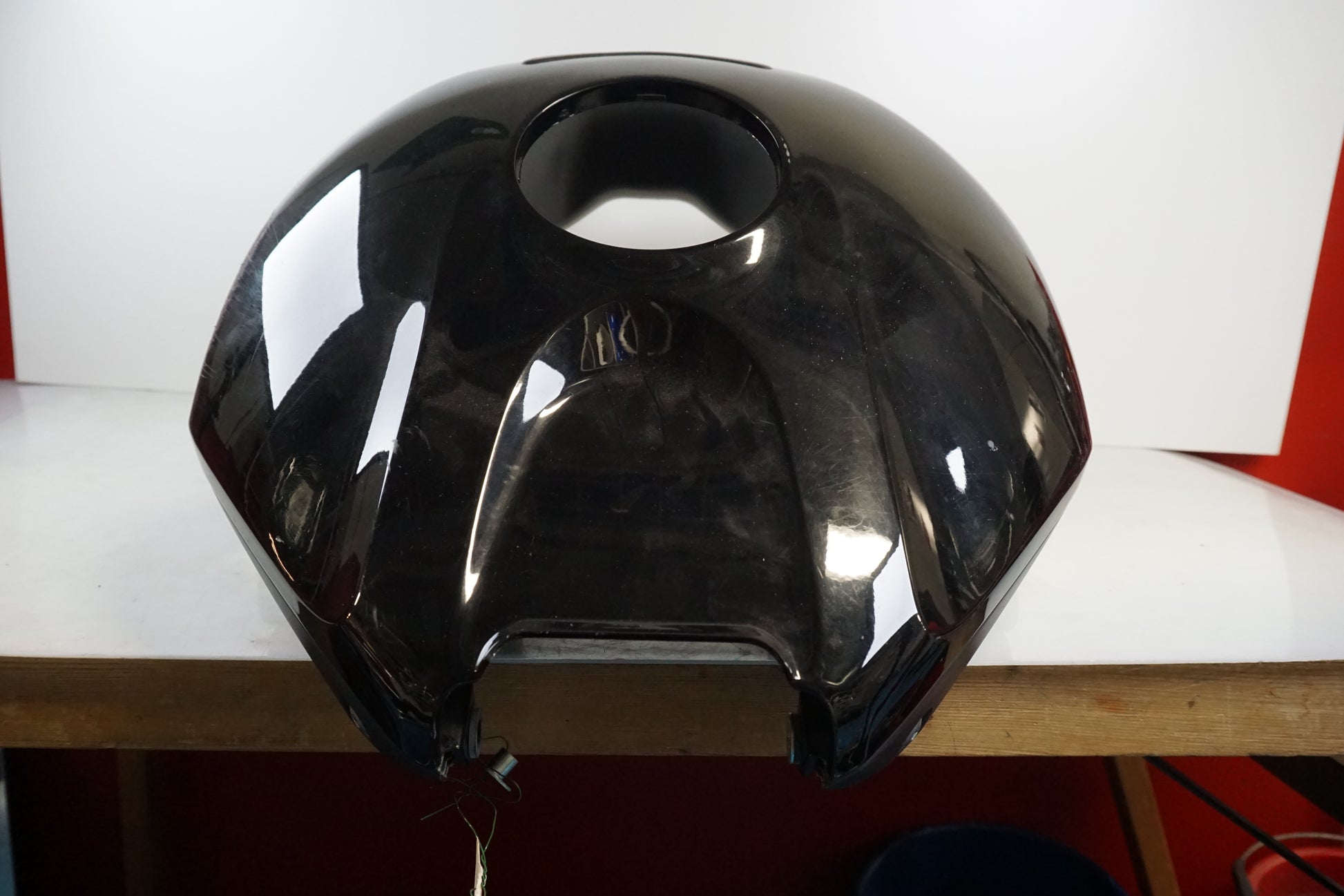 Vänster sida på Bensintankskåpa från en Honda CBR 1000 F -1987 motorcykel.