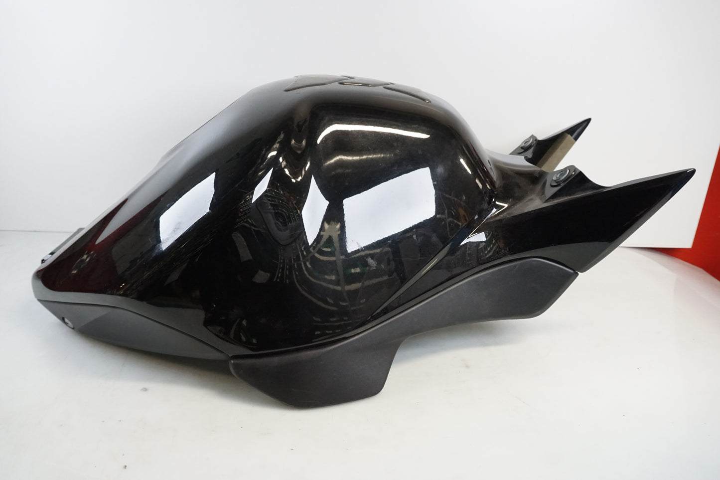 Snett uppifrån på Bensintankskåpa från en Honda CBR 1000 F -1987 motorcykel.