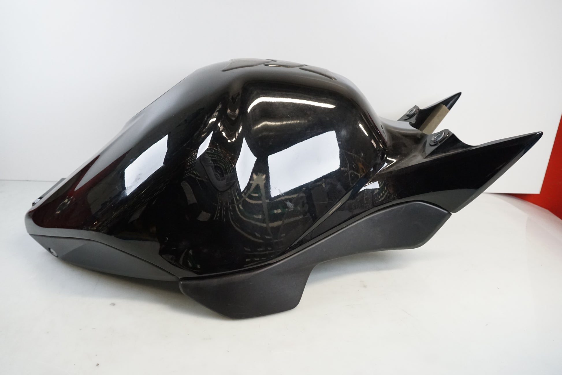 Snett uppifrån på Bensintankskåpa från en Honda CBR 1000 F -1987 motorcykel.