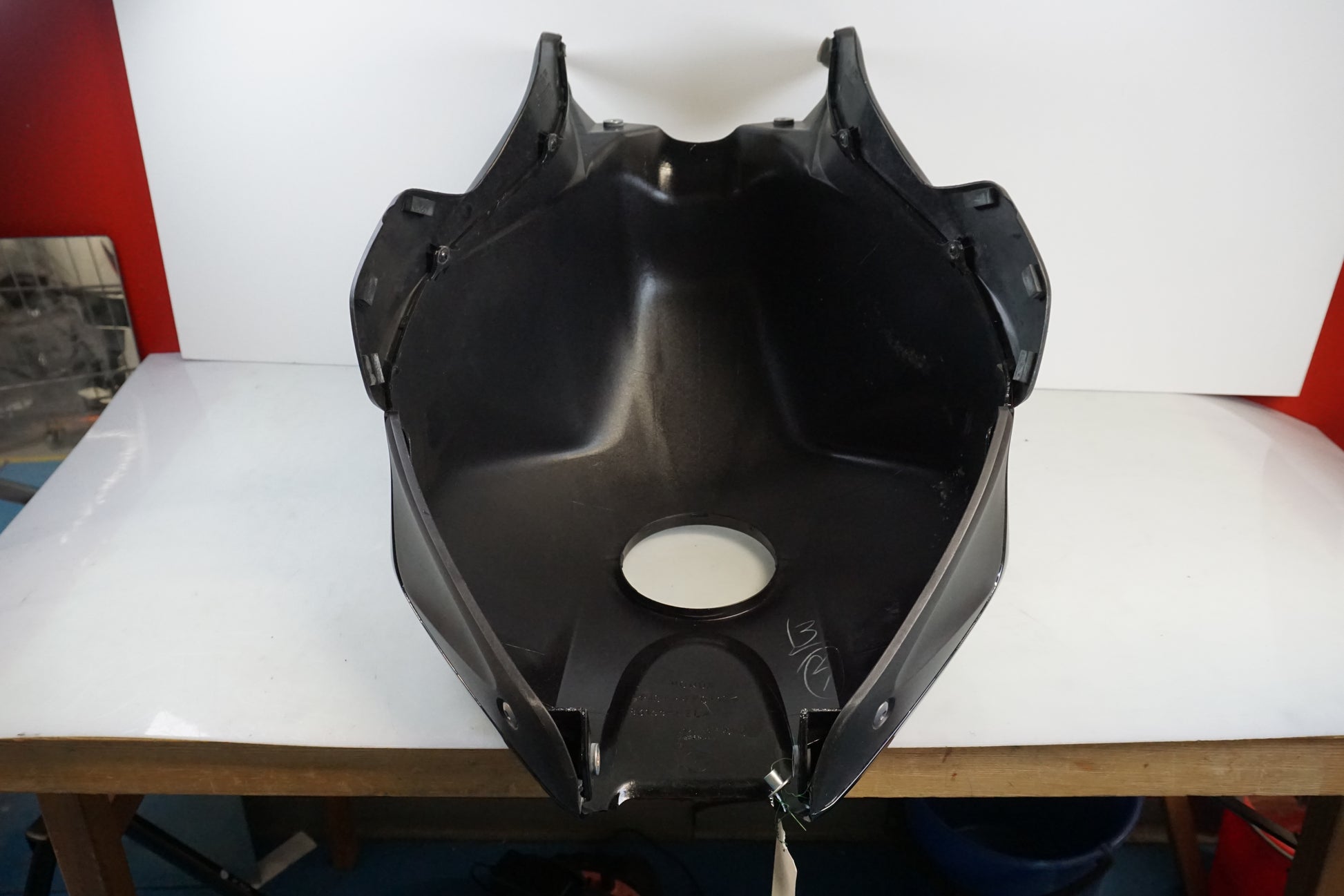 Snett nerifrån på Bensintankskåpa från en Honda CBR 1000 F -1987 motorcykel.