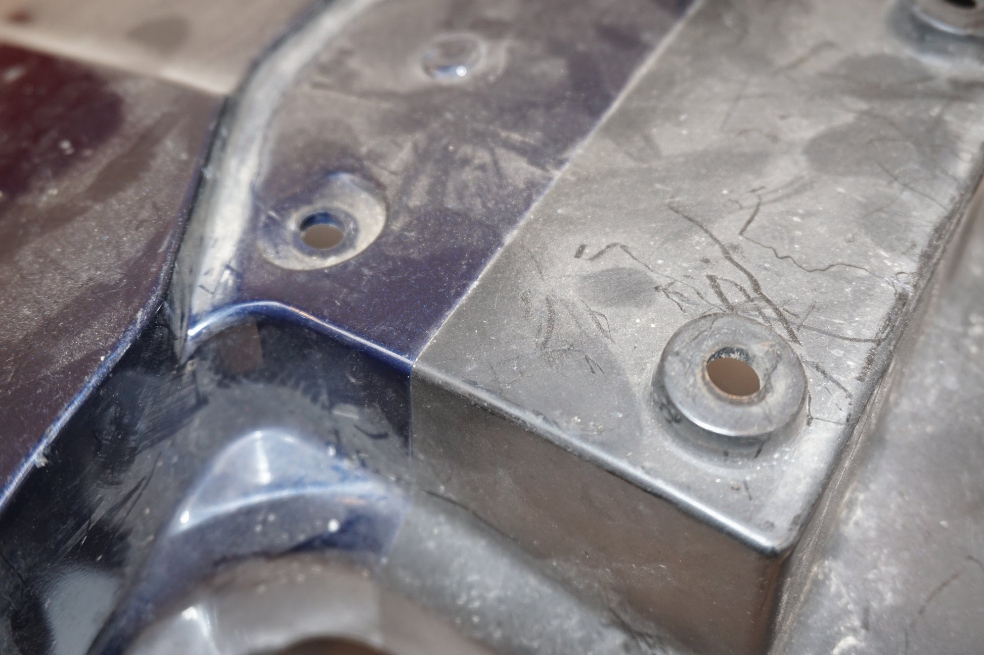 Snett nerifrån på Framskärm från en Suzuki GSX 1100 F -1990 motorcykel.