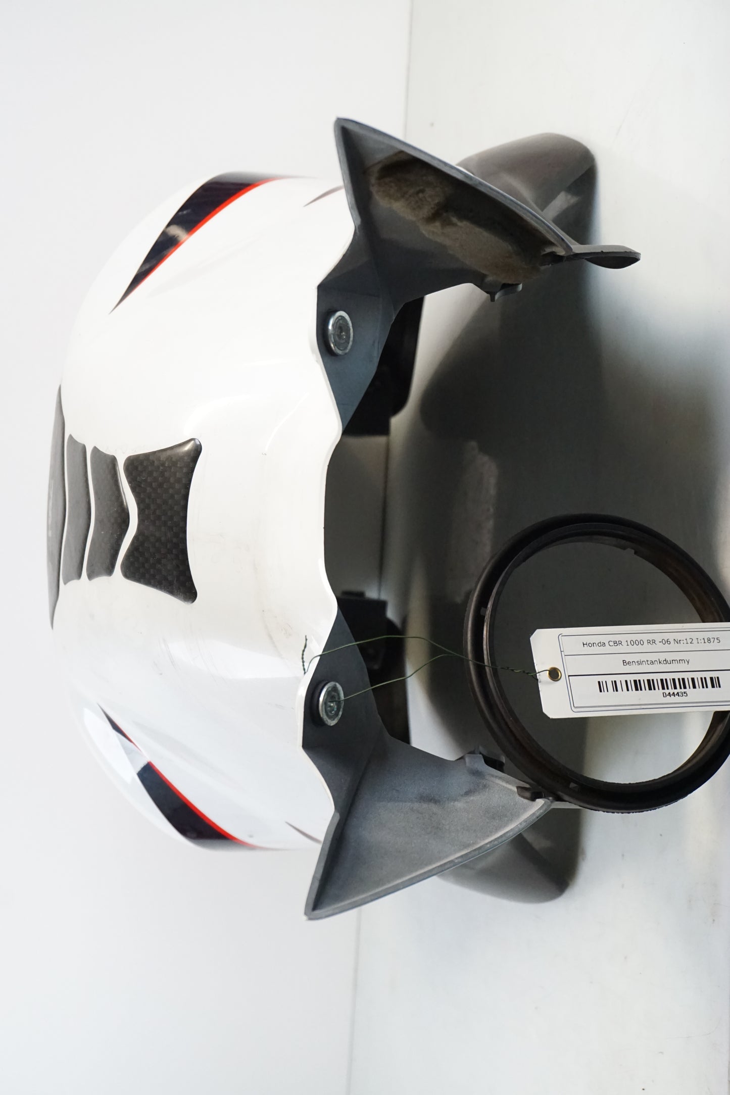 Baksidan på Bensintankskåpa från en Honda CBR 1000 RR -2006 motorcykel.