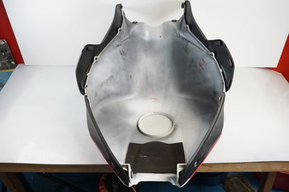 Snett nerifrån på Bensintankskåpa från en Honda CBR 1000 RR -2006 motorcykel.