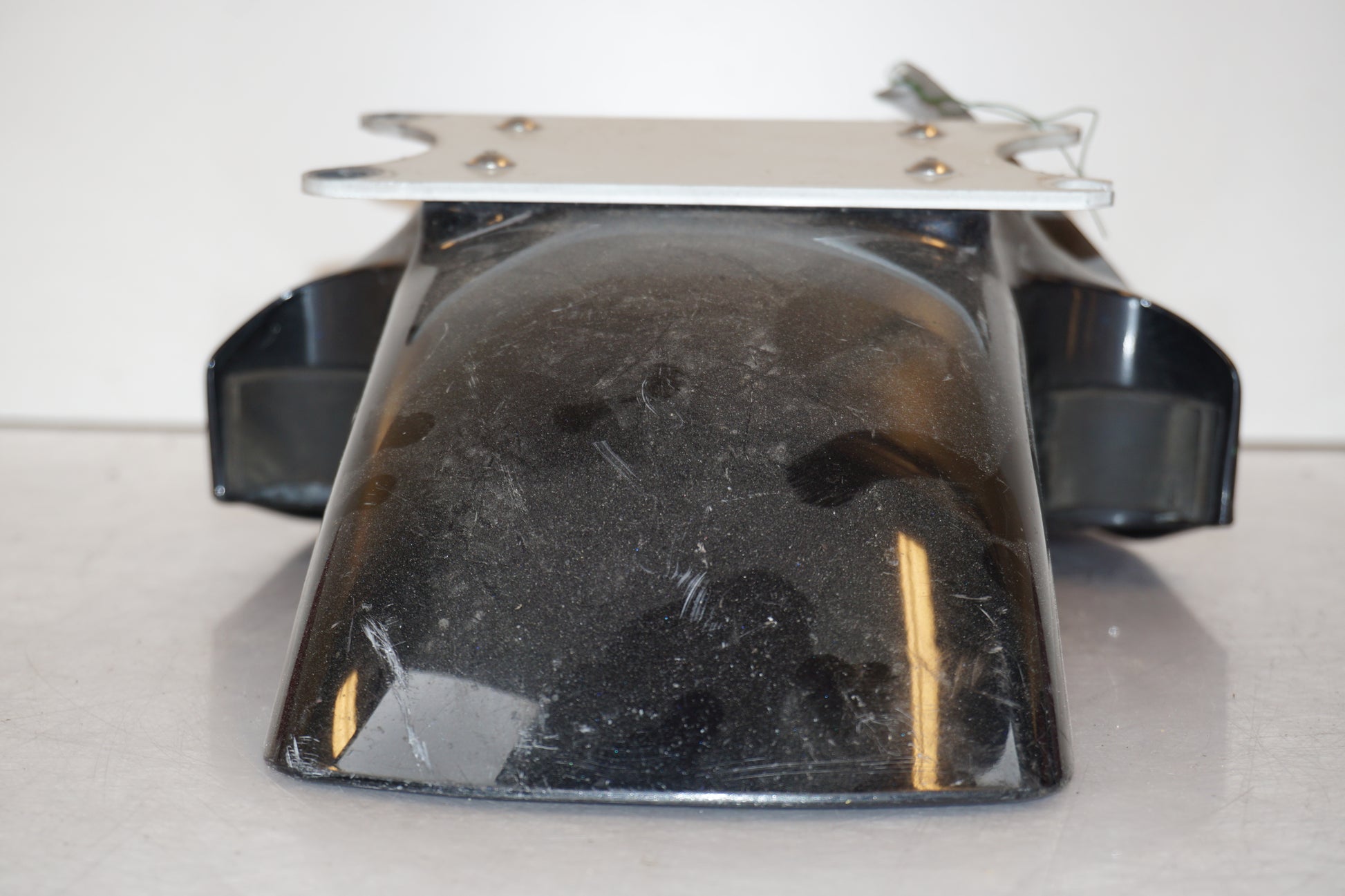 Snett nerifrån på Framskärm från en Suzuki RF 900 R -1996 motorcykel.