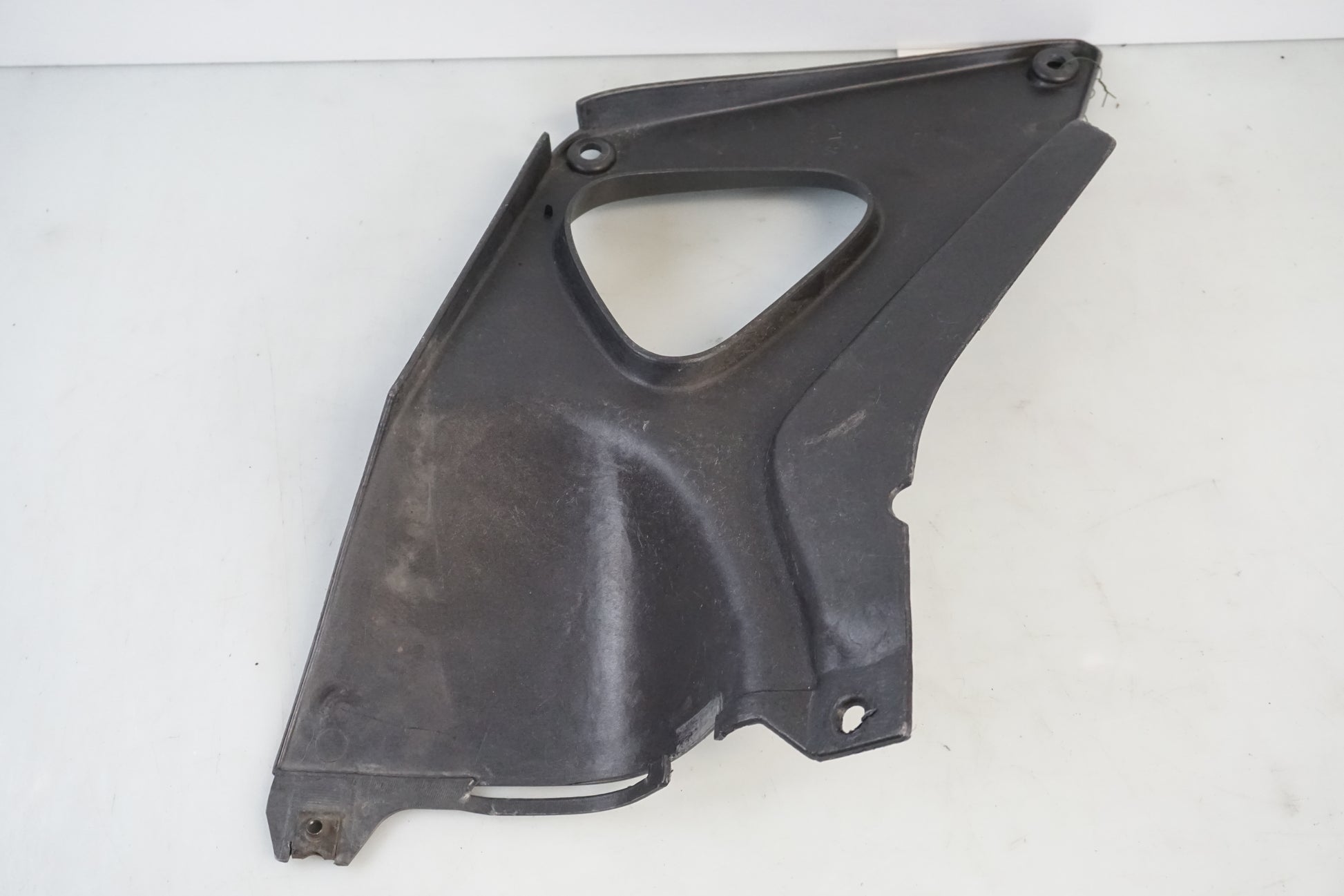 Snett nerifrån på Sidopanel från en Honda XL 1000 V -1999 motorcykel.