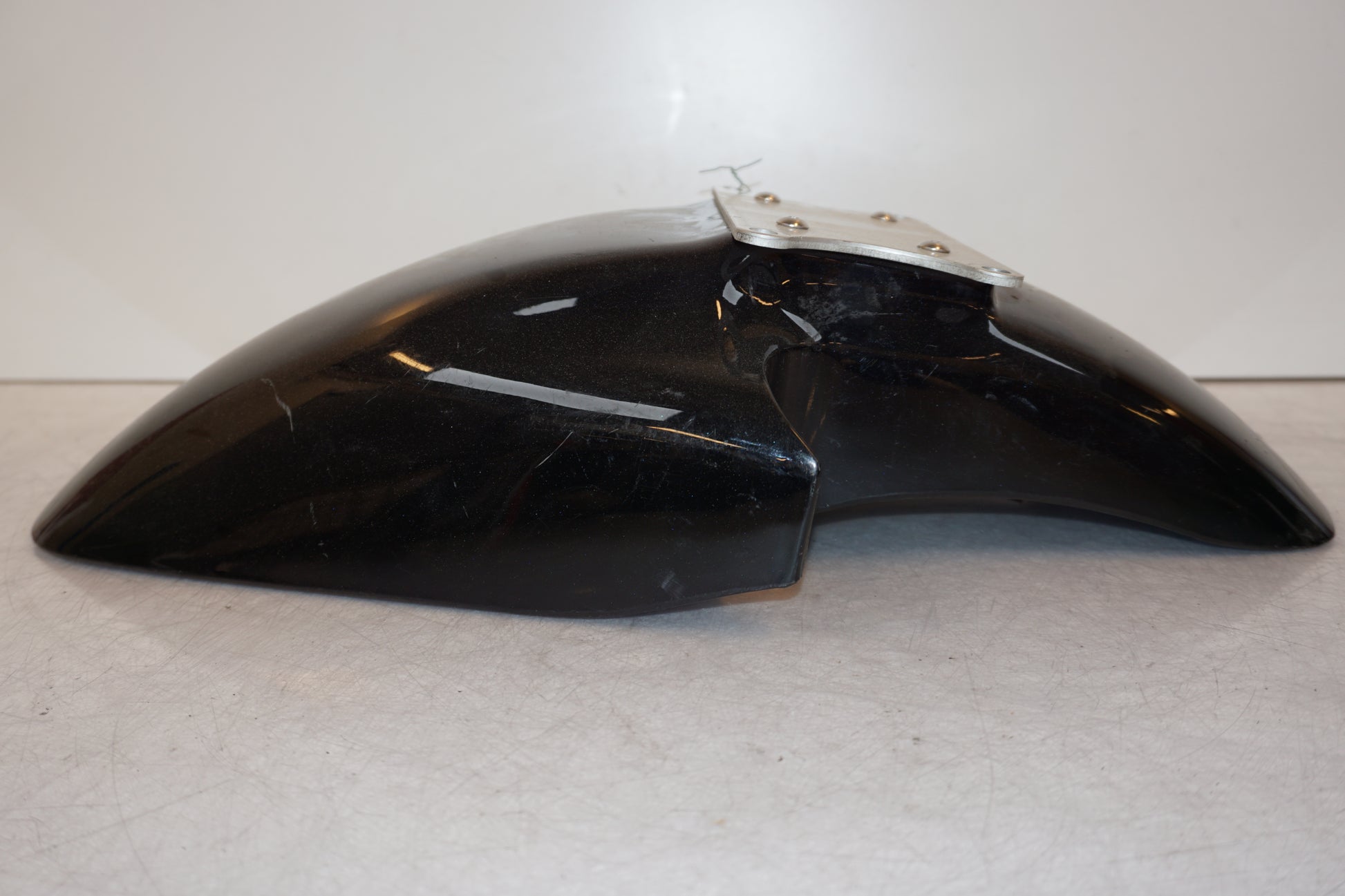 Snett nerifrån på Framskärm från en Suzuki RF 900 R -1998 motorcykel.