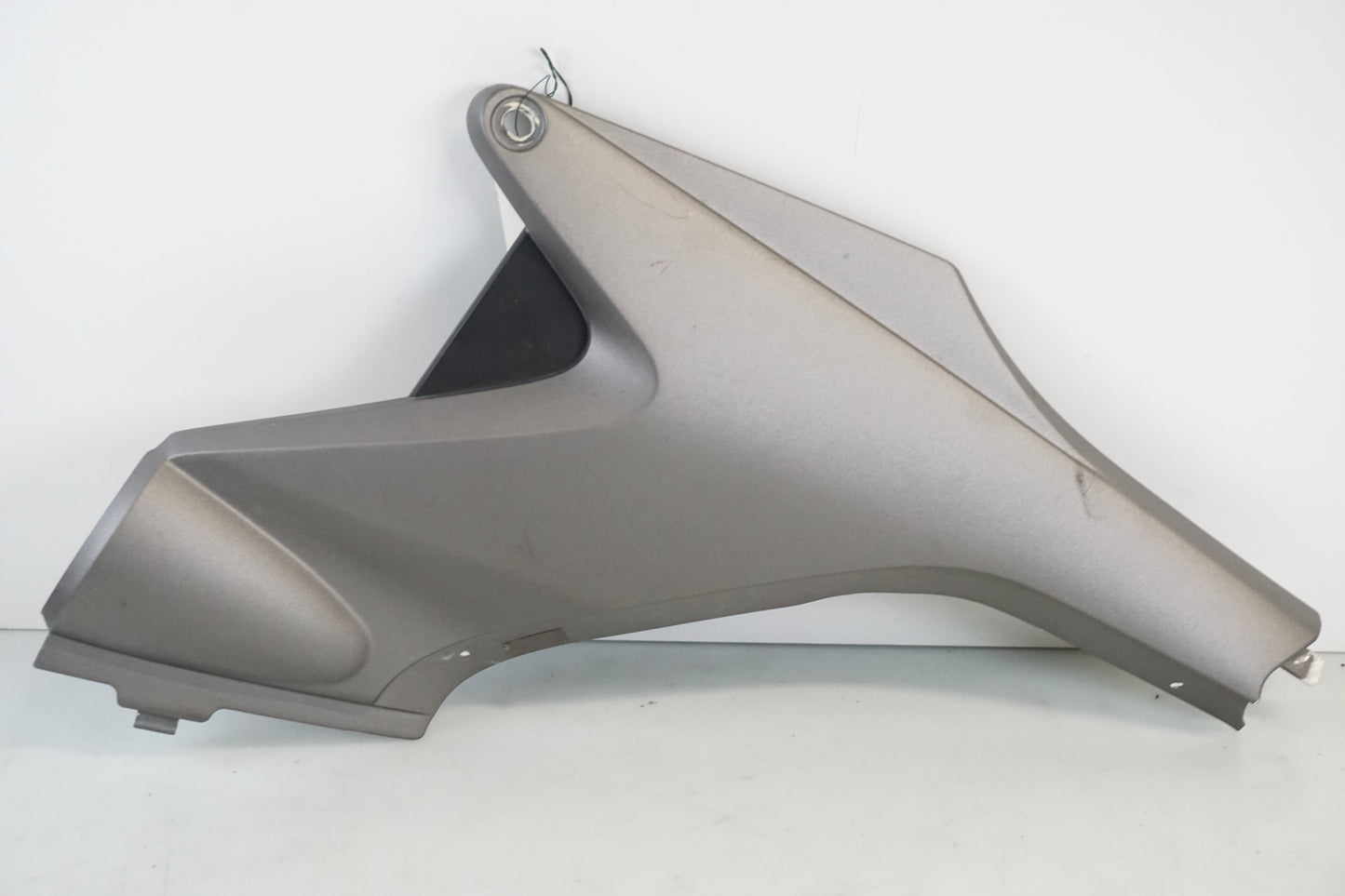 Framsidan på Sidopanel från en Honda CB 600 Hornet -2005 motorcykel.