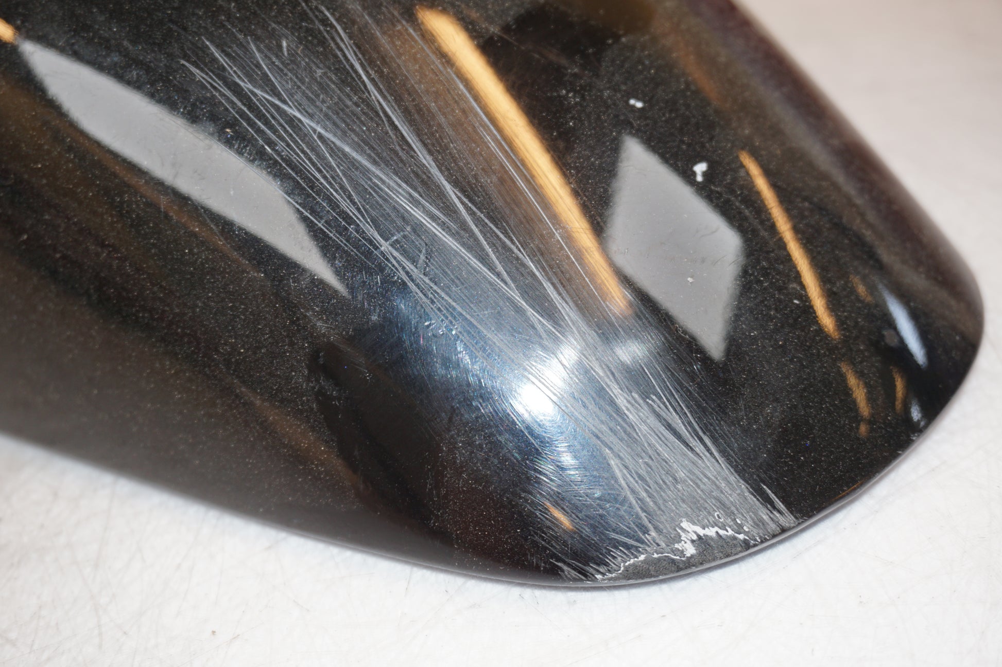 Snett nerifrån på Framskärm från en Suzuki RF 900 R -1998 motorcykel.