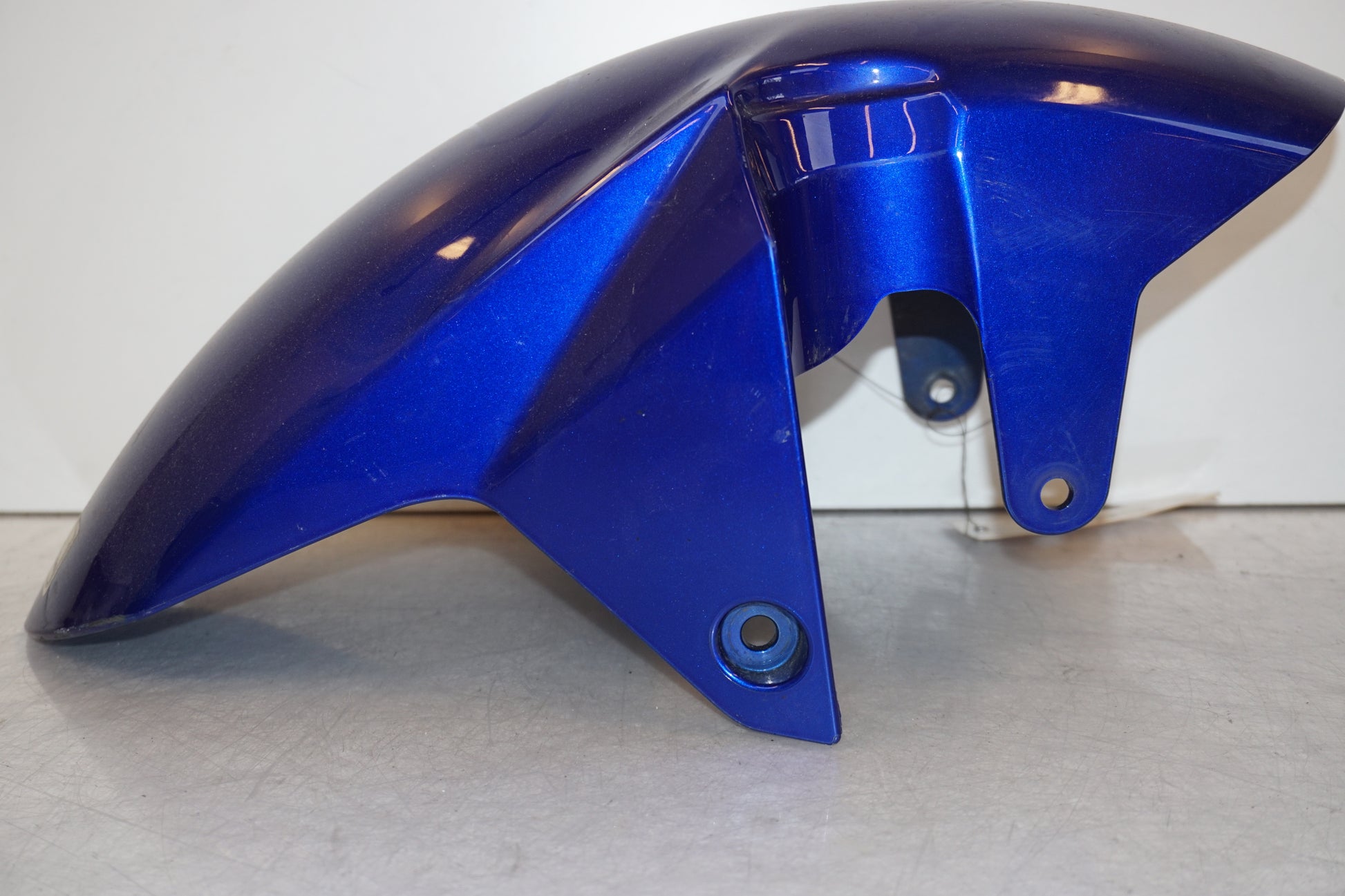 Snett nerifrån på Framskärm från en Suzuki SV 650 -2003 motorcykel.