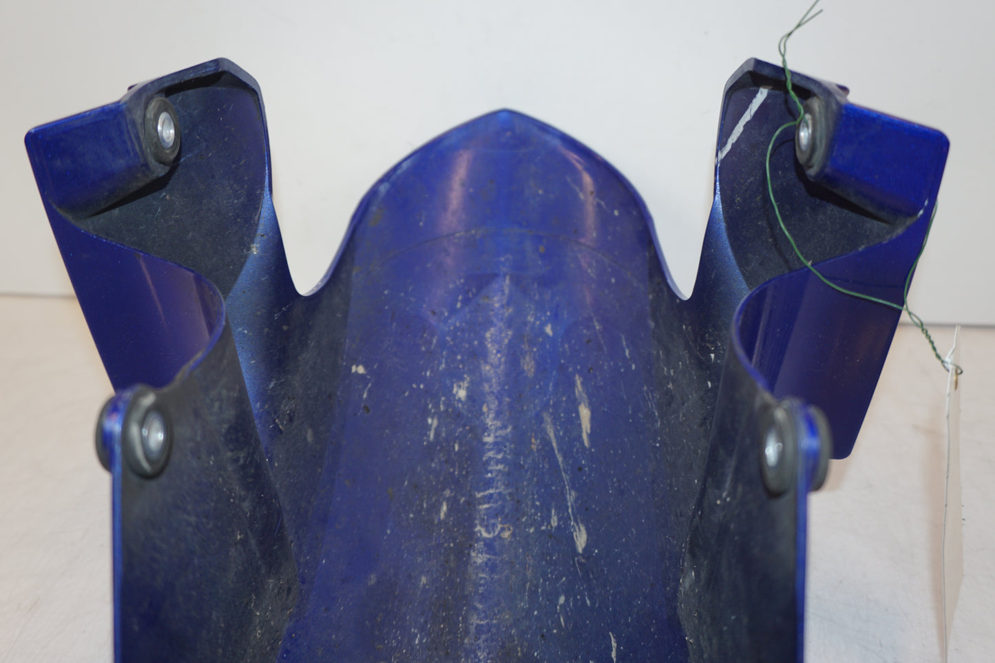 Snett nerifrån på Framskärm från en Yamaha YZF R6 -2006 motorcykel.