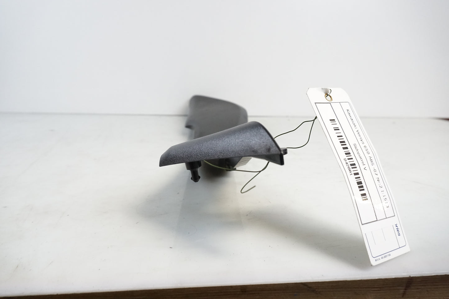 Snett uppifrån på Sidopanel från en Kawasaki Versys 650 -2007 motorcykel.