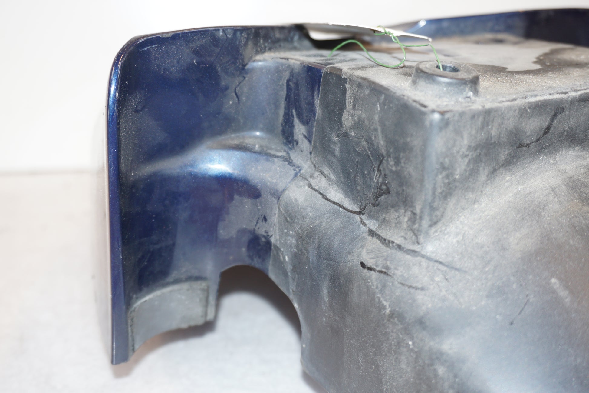 Snett nerifrån på Framskärm från en Suzuki GSX 1100 F -1988 motorcykel.