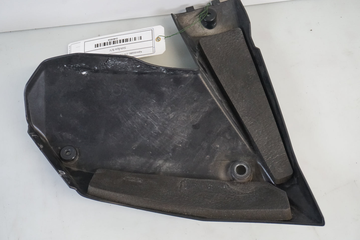 Snett nerifrån på Sidkåpa från en Kawasaki ZX-10R -2008 motorcykel.