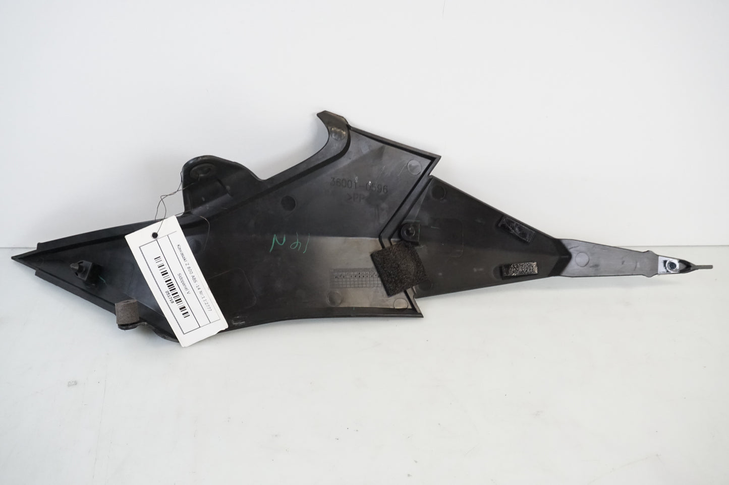 Snett nerifrån på Sidopanel från en Kawasaki Z 800 -2014 motorcykel.