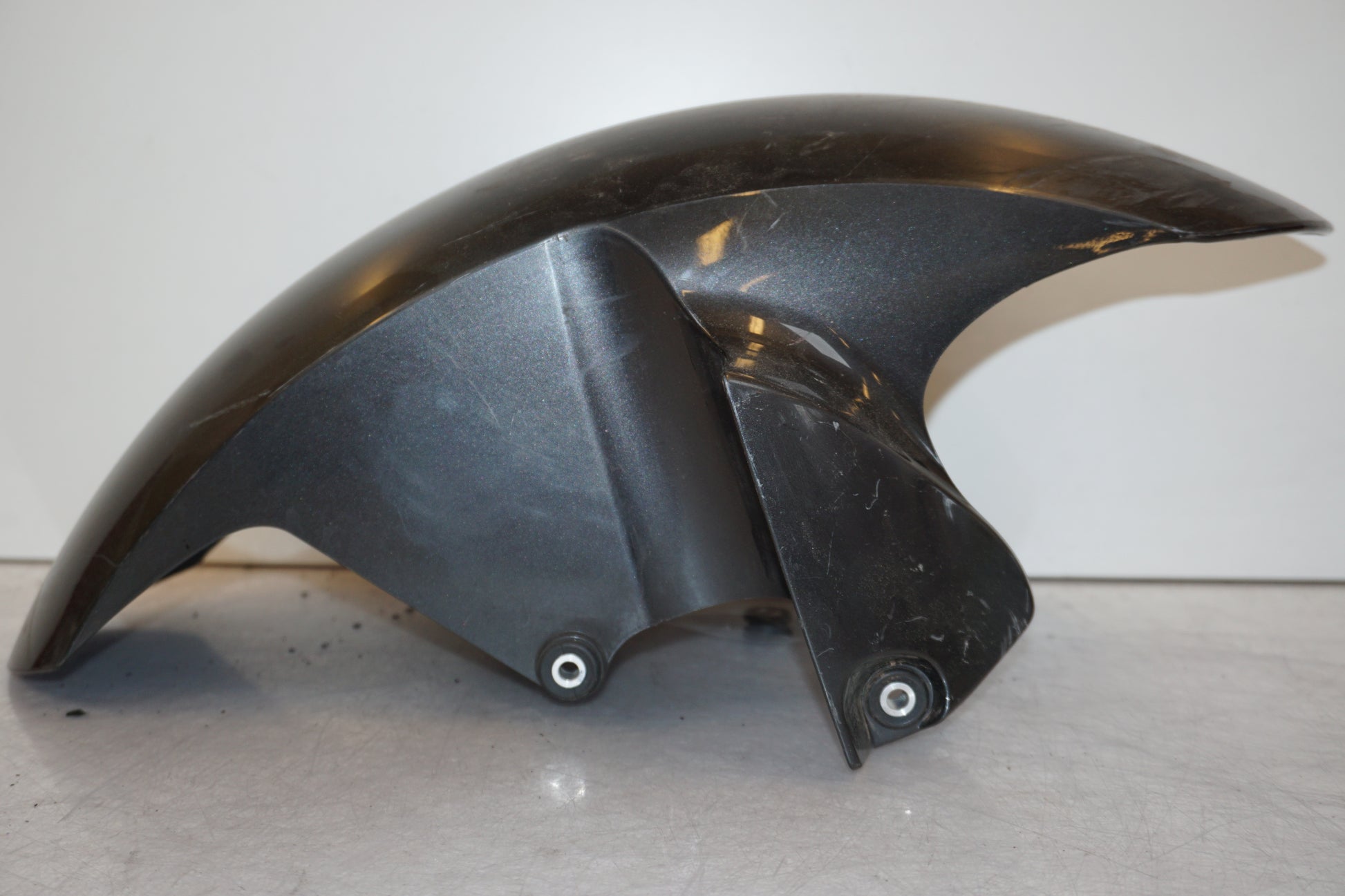 Snett uppifrån på Framskärm från en Yamaha YZF R6 -2008 motorcykel.