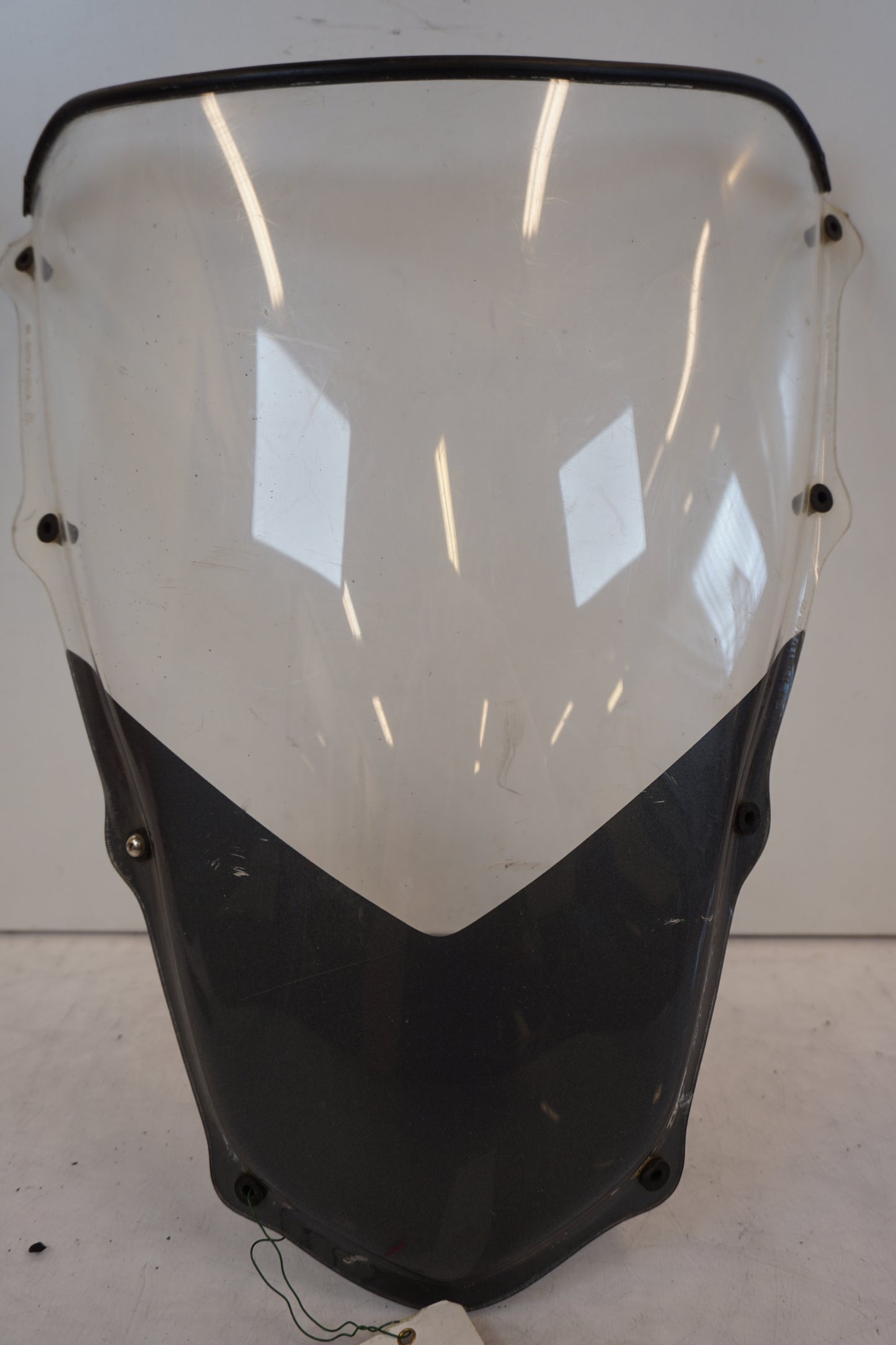 Framsidan på Vindruta från en Aprilia RSV 1000 -2004 motorcykel.