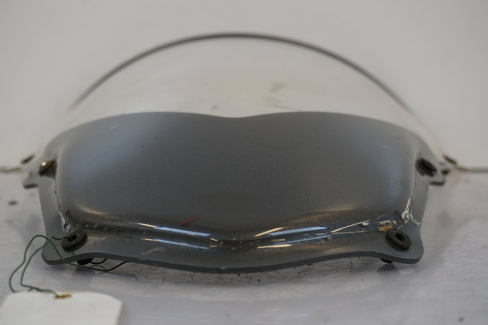 Baksidan på Vindruta från en Aprilia RSV 1000 -2004 motorcykel.