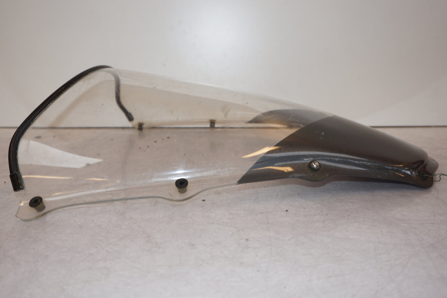 Höger sida på Vindruta från en Aprilia RSV 1000 -2004 motorcykel.