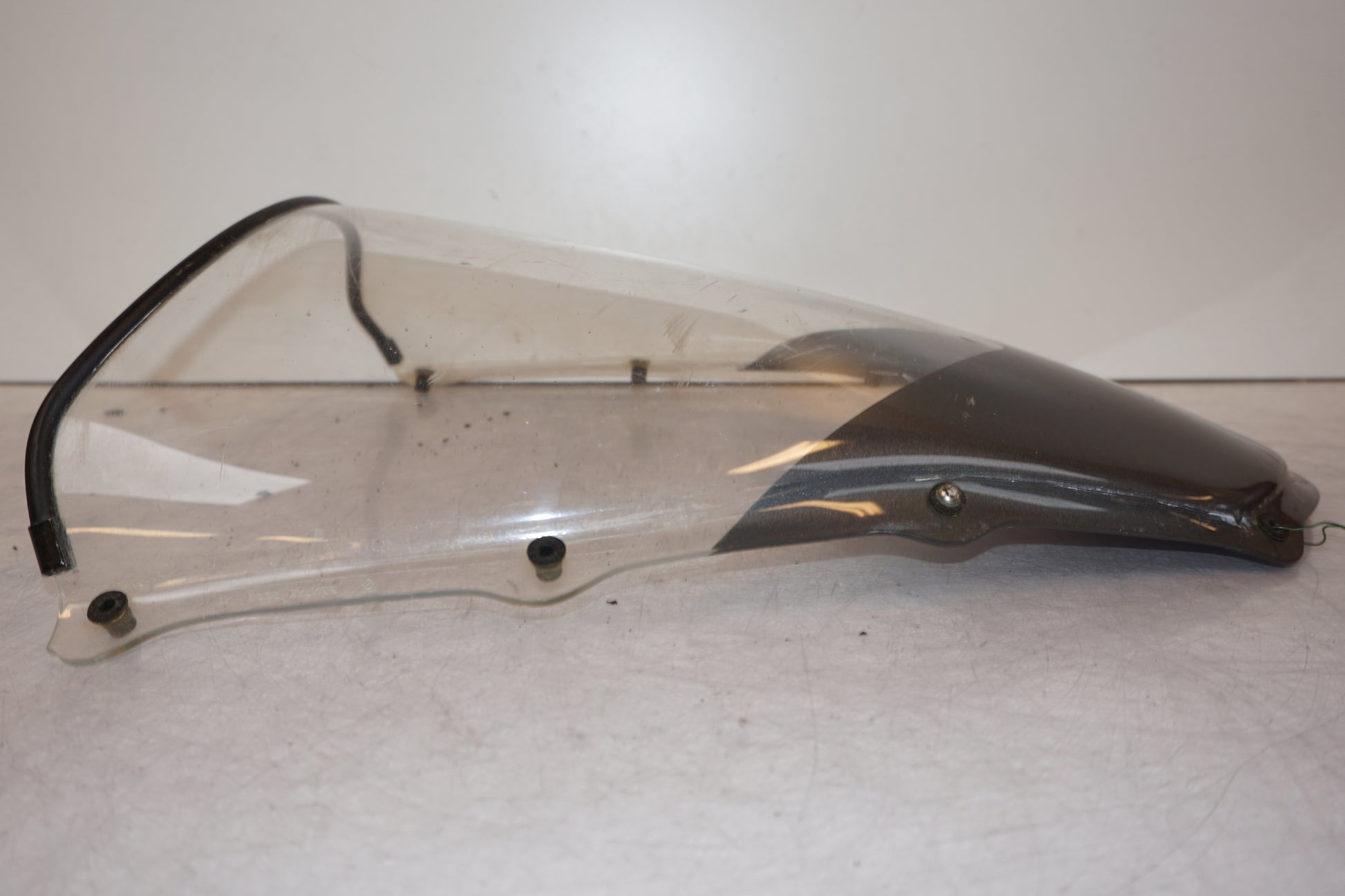 Höger sida på Vindruta från en Aprilia RSV 1000 -2004 motorcykel.