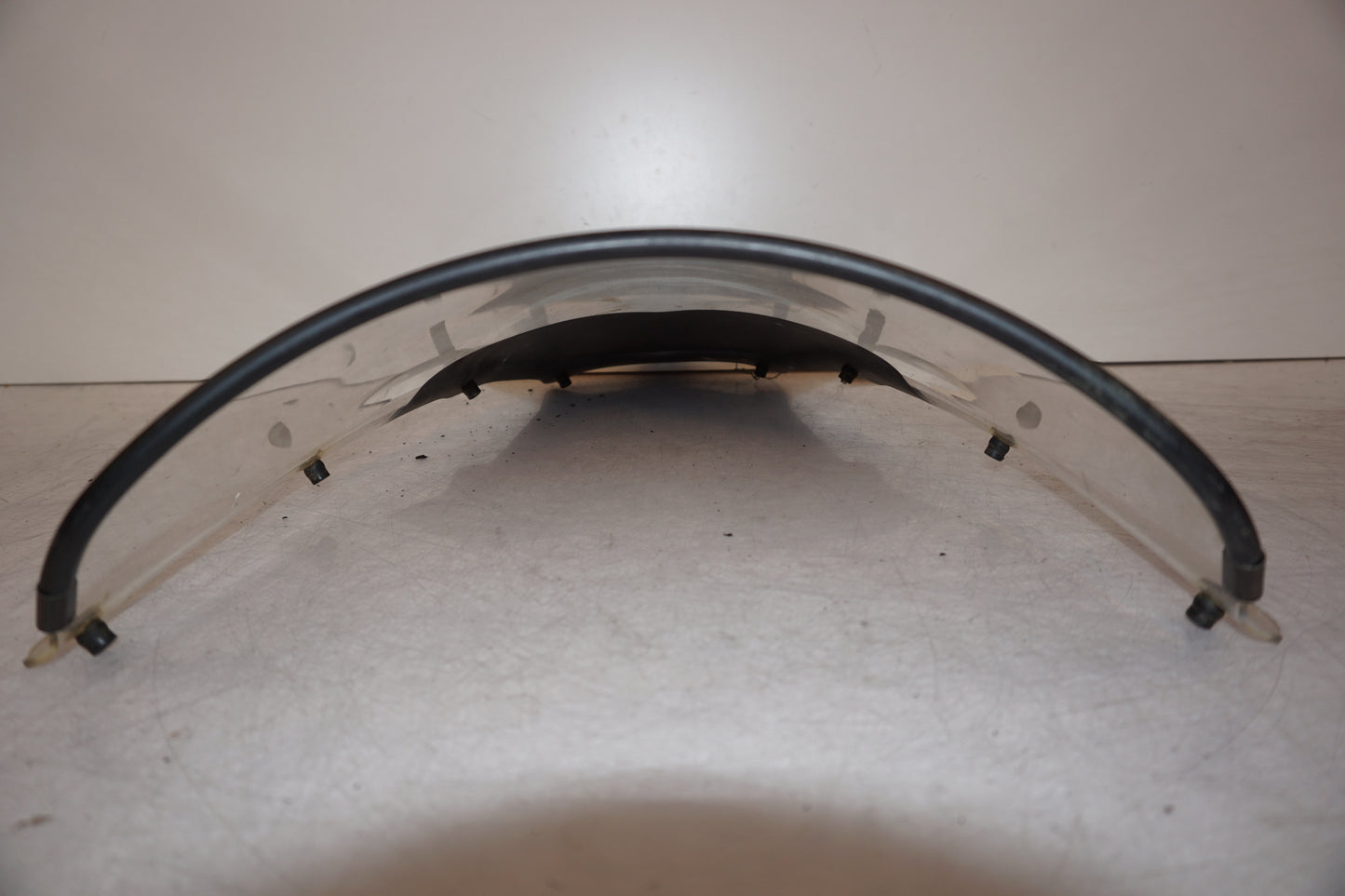 Vänster sida på Vindruta från en Aprilia RSV 1000 -2004 motorcykel.