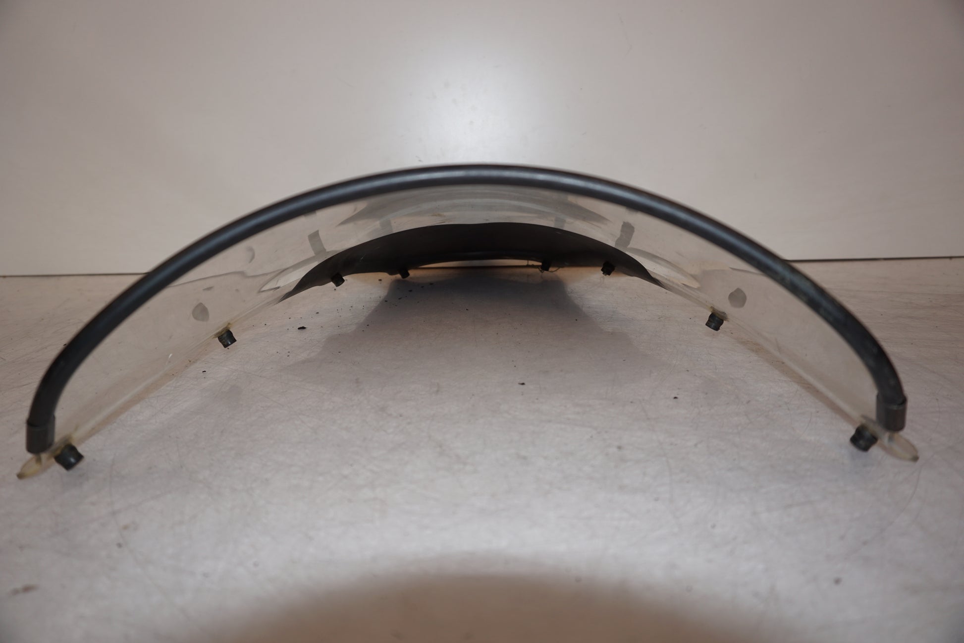 Vänster sida på Vindruta från en Aprilia RSV 1000 -2004 motorcykel.