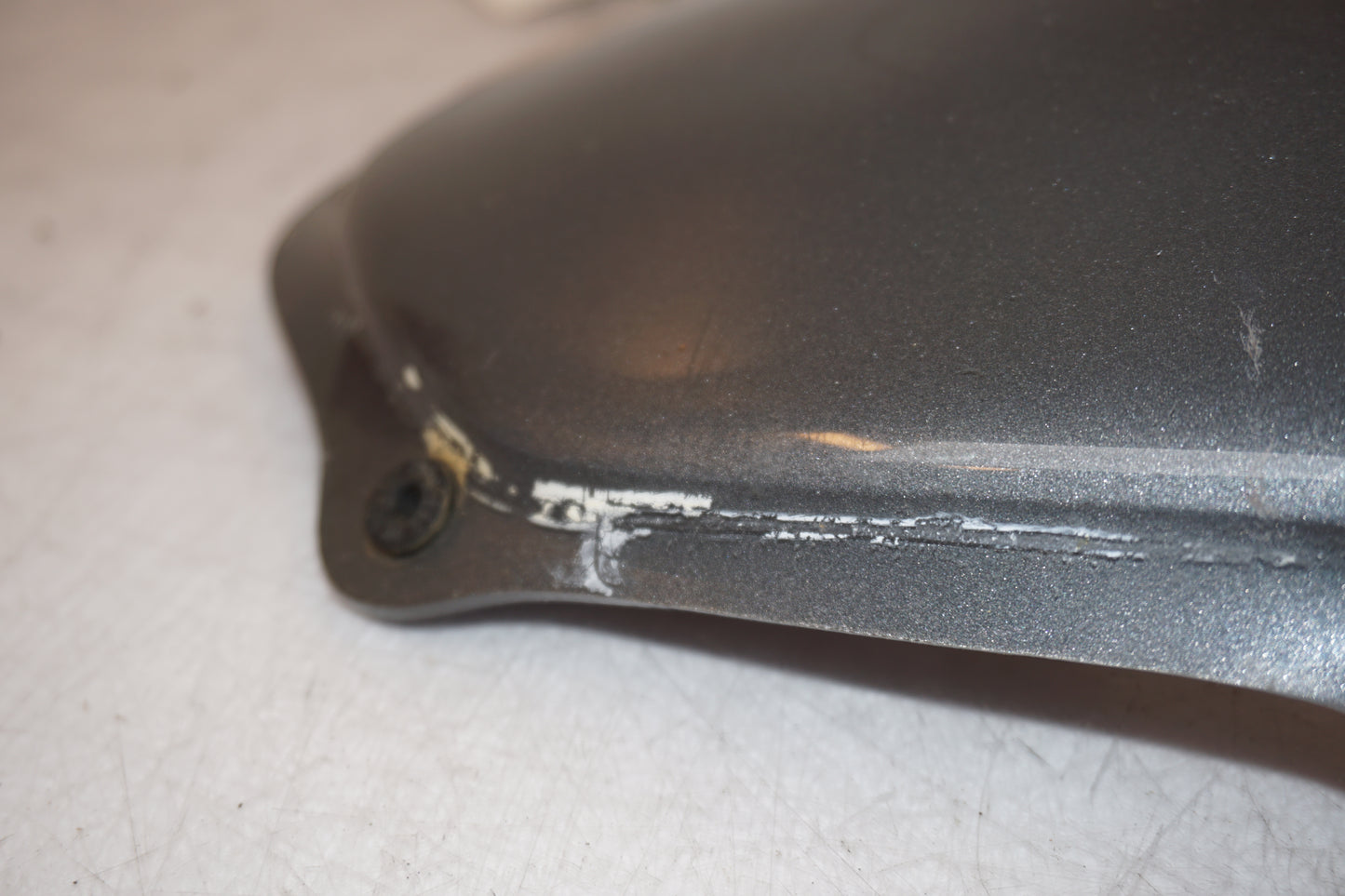 Snett nerifrån på Vindruta från en Aprilia RSV 1000 -2004 motorcykel.