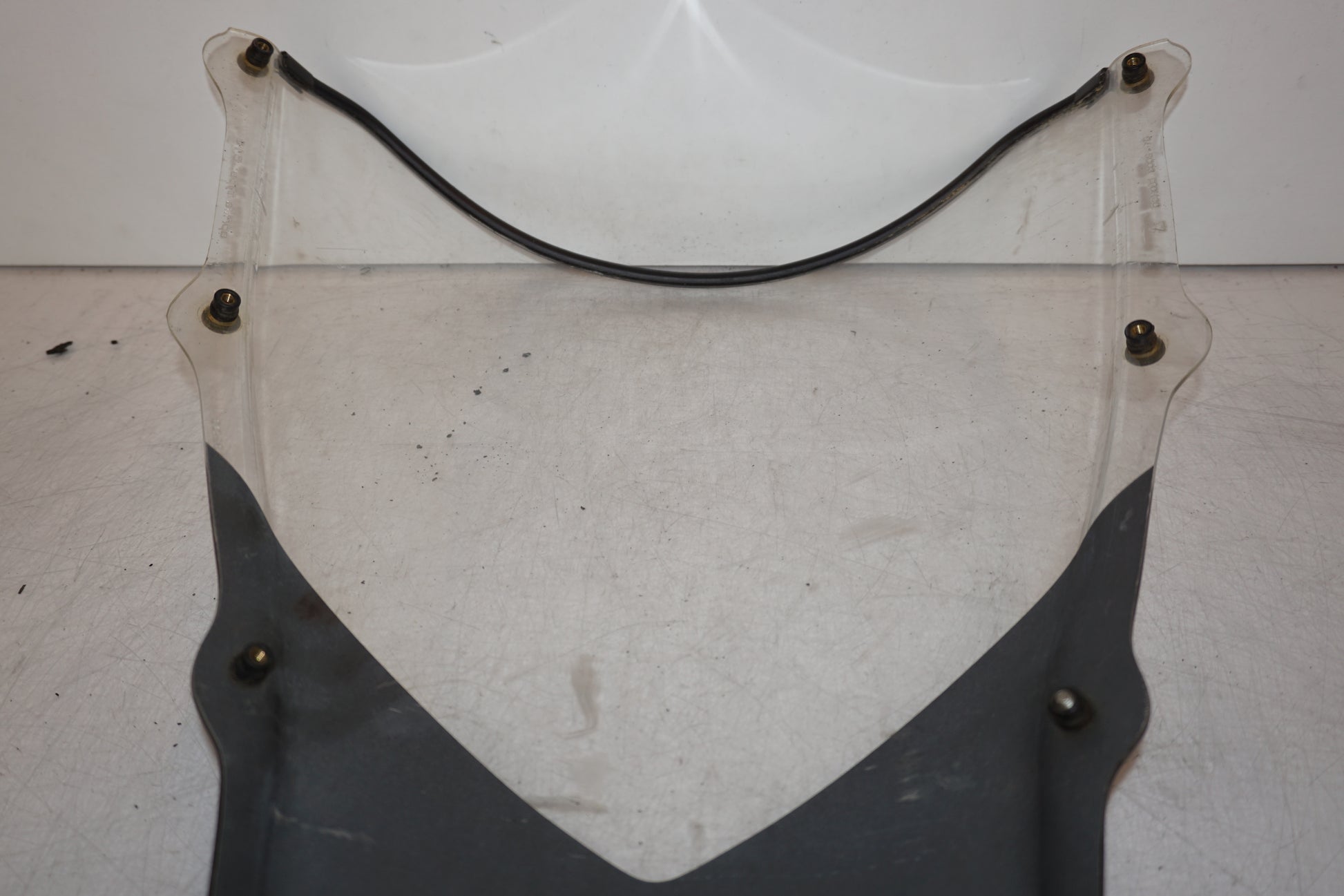 Extrabild1 på Vindruta från en Aprilia RSV 1000 -2004 motorcykel.