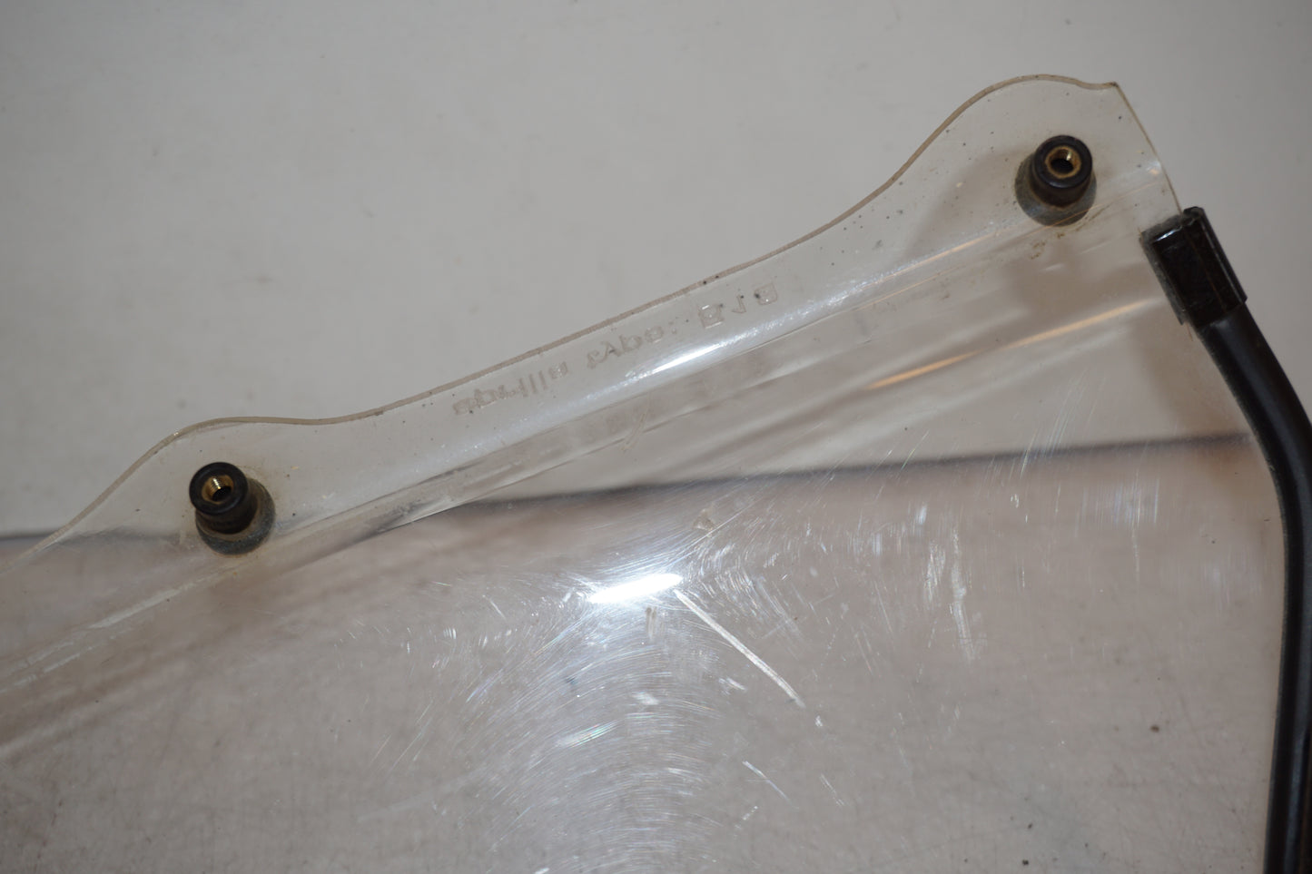 Extrabild3 på Vindruta från en Aprilia RSV 1000 -2004 motorcykel.