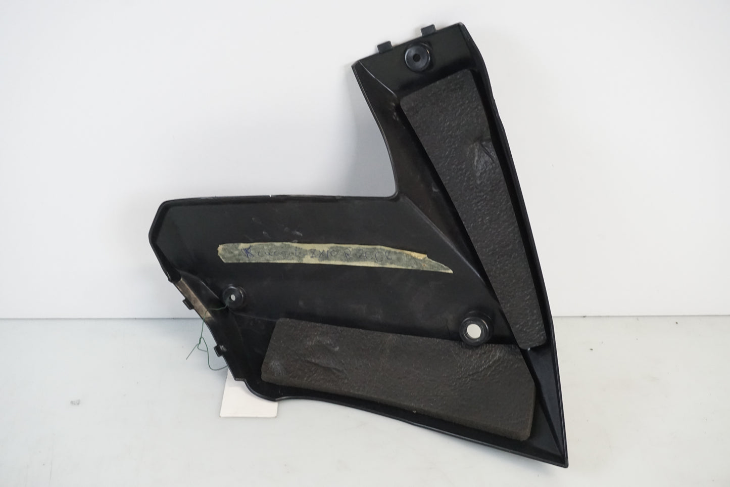 Snett nerifrån på Sidopanel från en Kawasaki ZX-10R -2008 motorcykel.