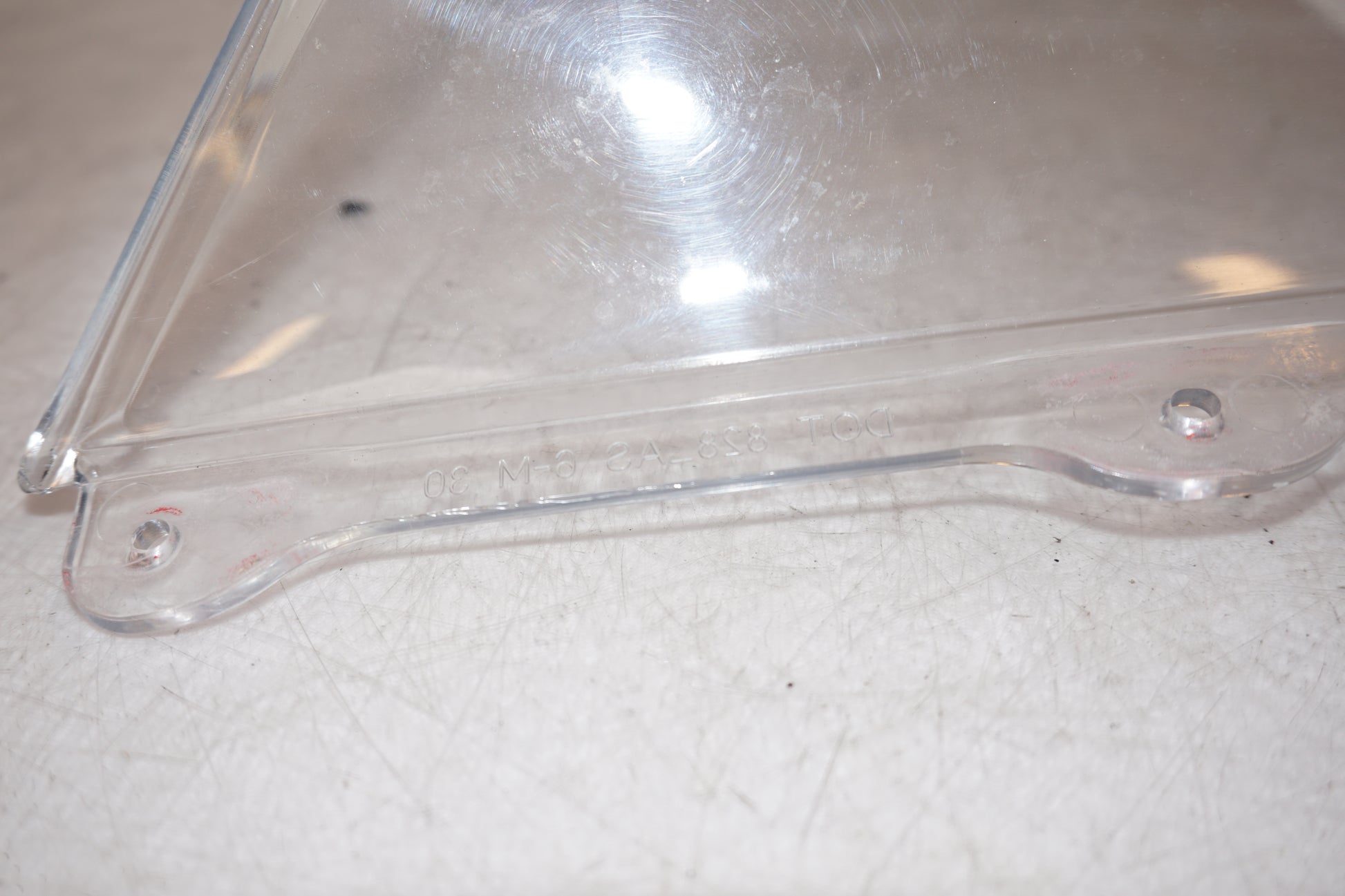 Snett uppifrån på Vindruta från en Ducati Panigale 959 -2016 motorcykel.