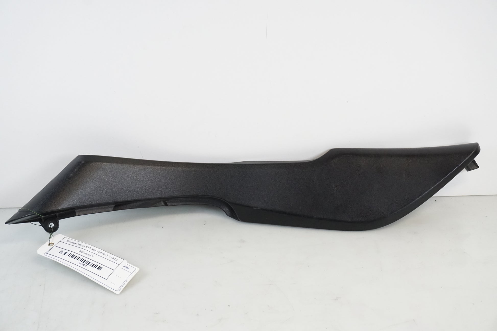 Framsidan på Sidopanel från en Kawasaki Versys 650 -2009 motorcykel.