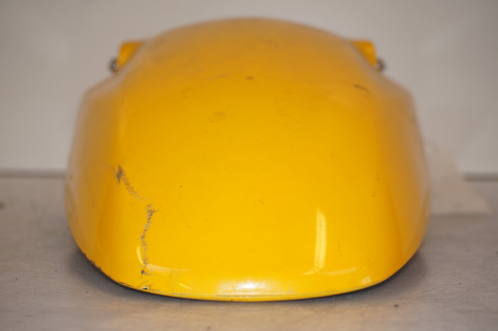 Baksidan på Framskärm från en Suzuki SV 650 -1999 motorcykel.