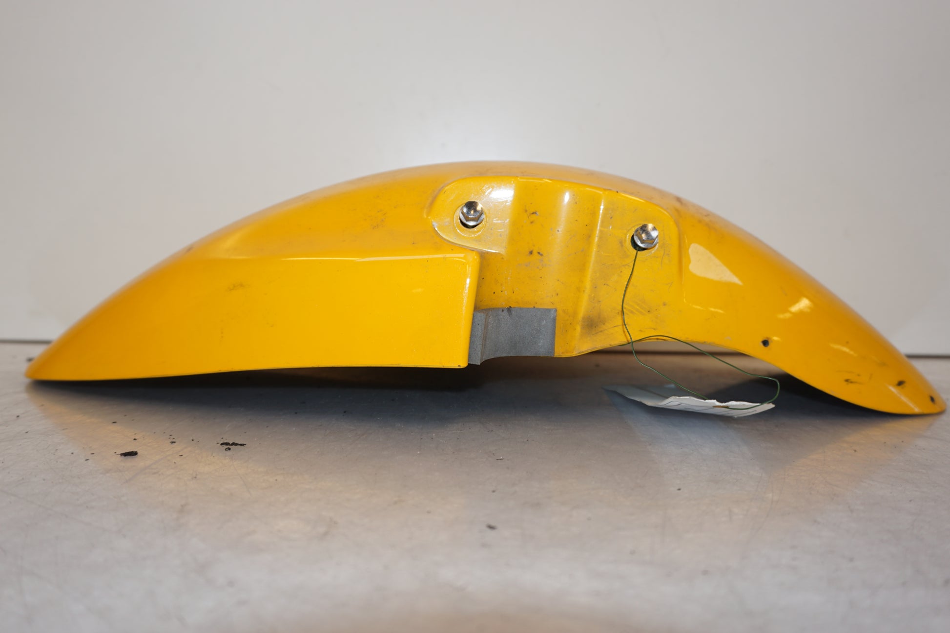 Snett nerifrån på Framskärm från en Suzuki SV 650 -1999 motorcykel.