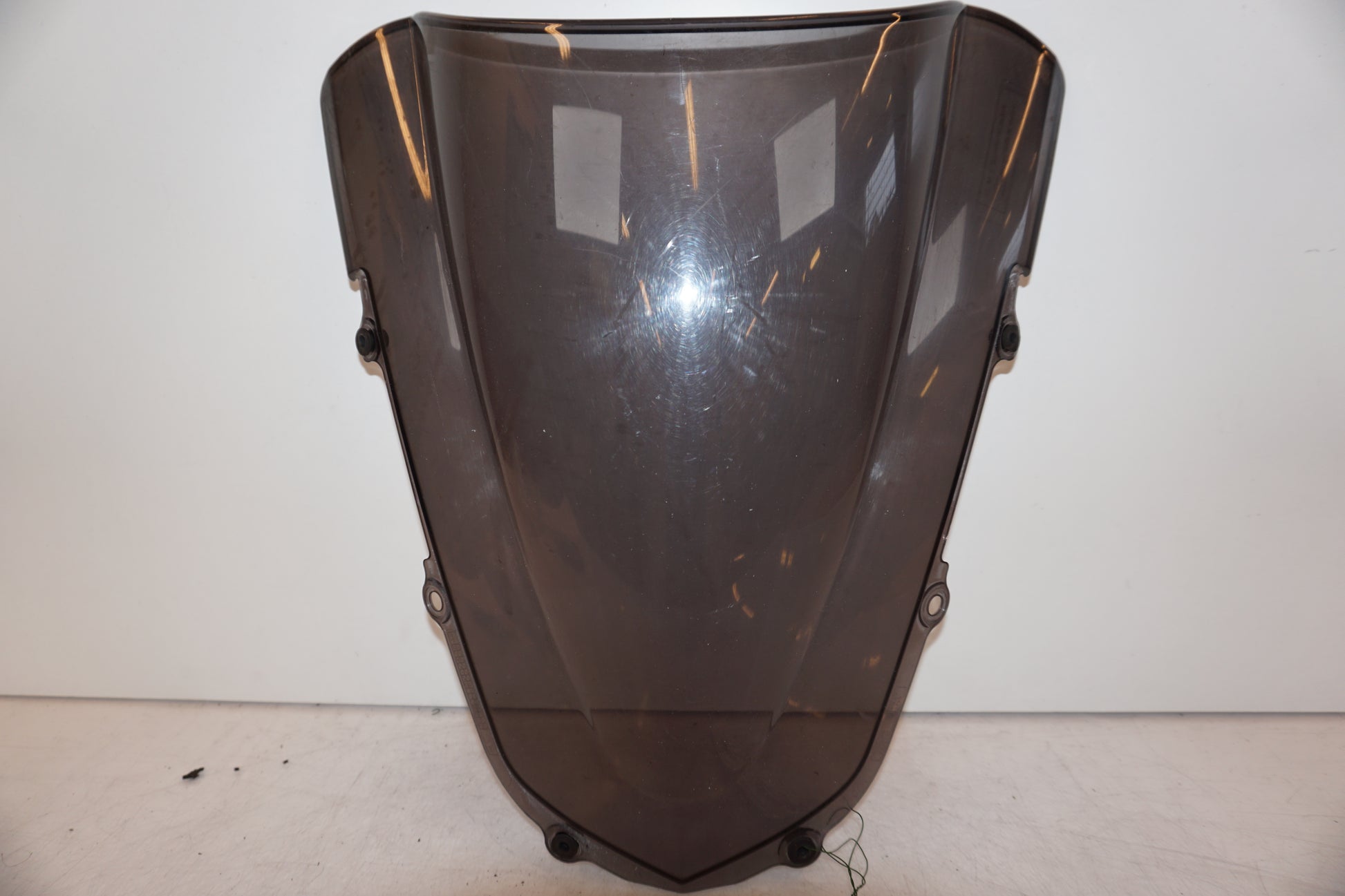 Framsidan på Vindruta från en Triumph Daytona 650 -2005 motorcykel.