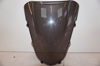 Framsidan på Vindruta från en Triumph Daytona 650 -2005 motorcykel.