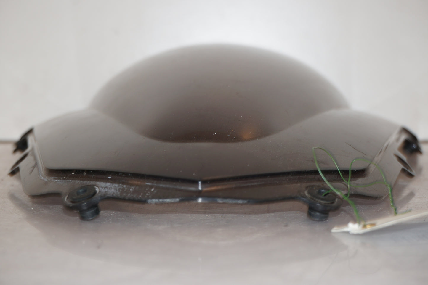 Baksidan på Vindruta från en Triumph Daytona 650 -2005 motorcykel.