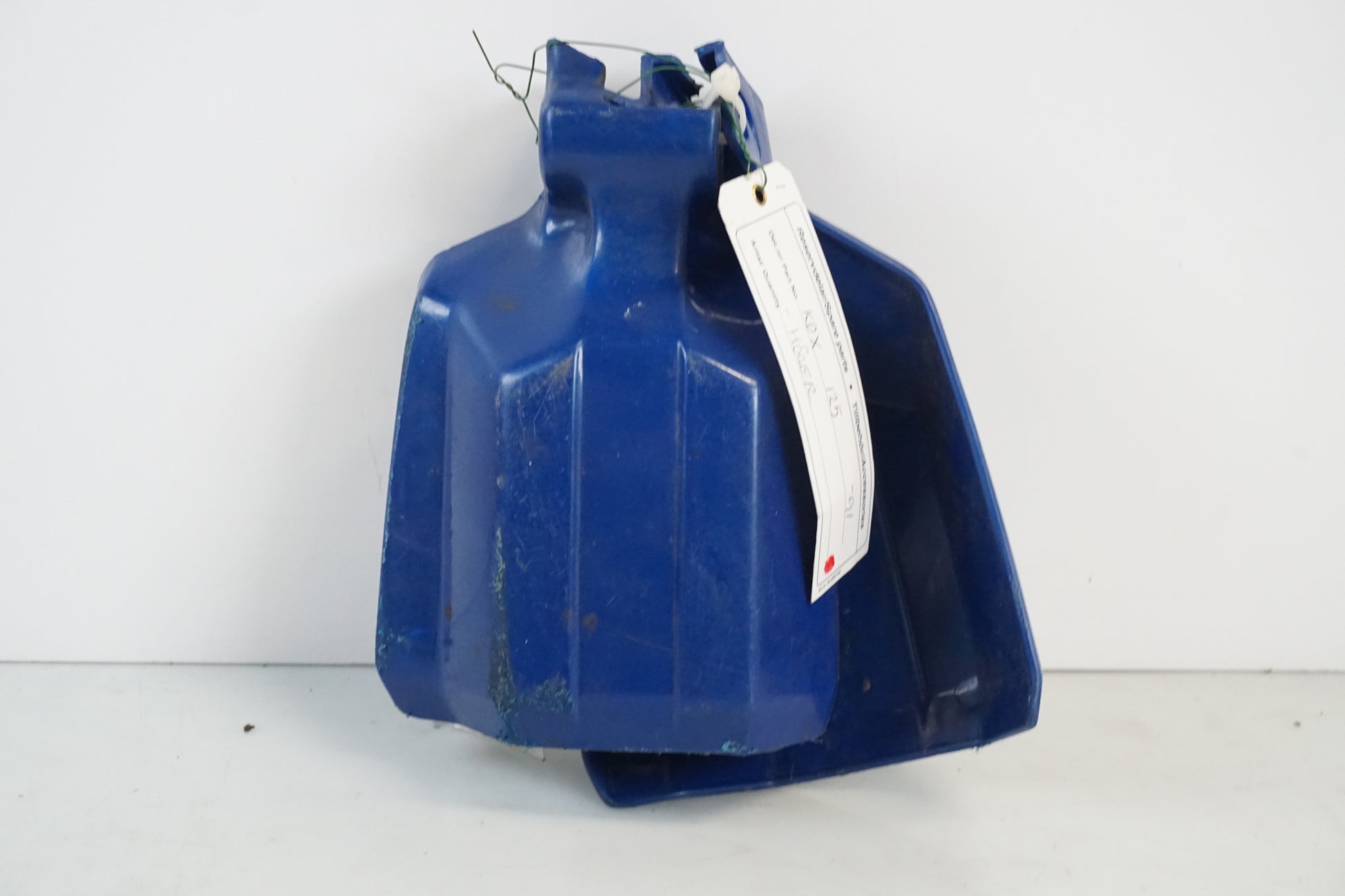 Snett nerifrån på Handskydd från en Kawasaki KDX 125 -1991 motorcykel.