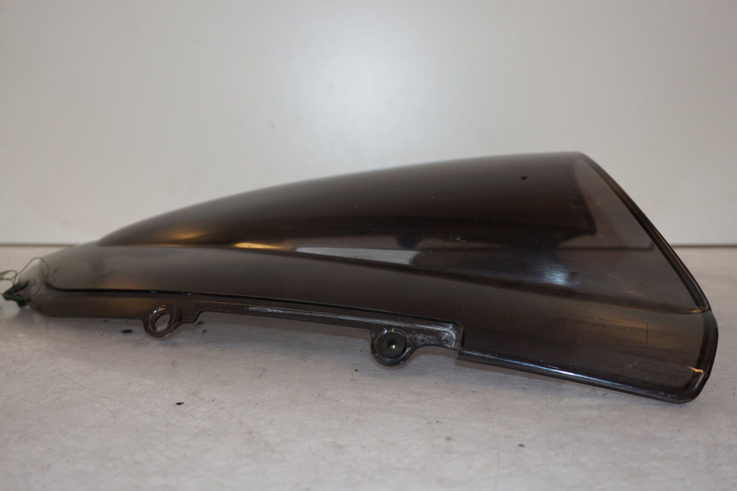 Snett uppifrån på Vindruta från en Triumph Daytona 650 -2005 motorcykel.