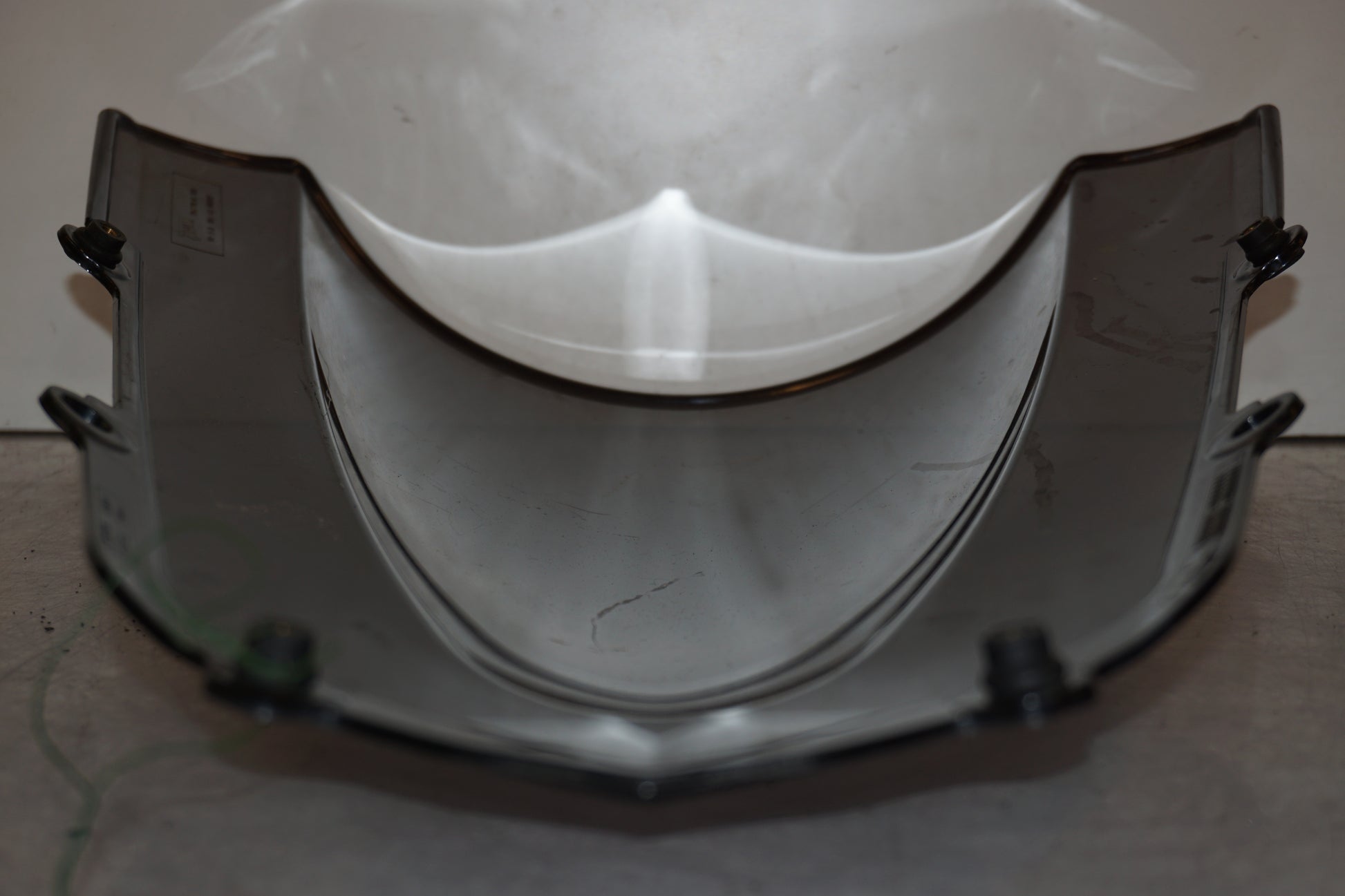 Snett nerifrån på Vindruta från en Triumph Daytona 650 -2005 motorcykel.